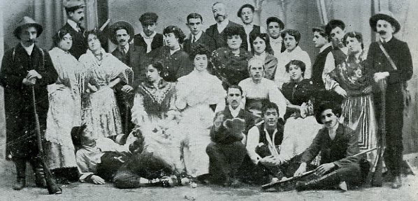 Grupo de logro&ntilde;eses aficionados
al teatro en los a&ntilde;os diez.