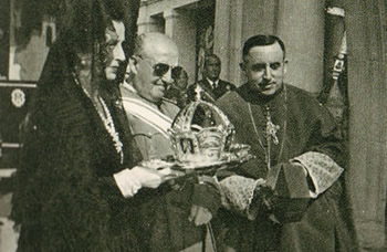 Carmen Polo y Francisco Franco coronando a la Virgen