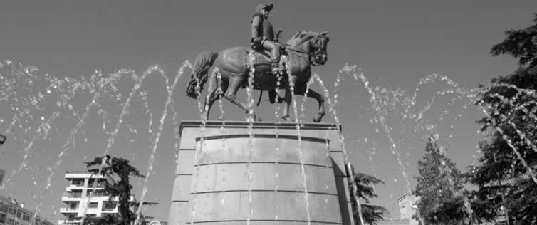 [ Estatua ecuestre de Espartero en Logroño ]