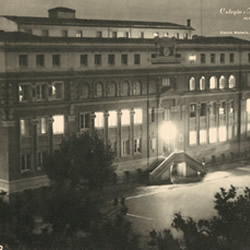 Edificio, con el patio, de noche