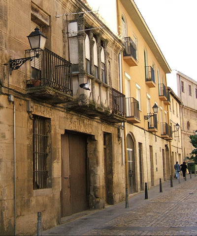 En el primer edificio, durante aos degradado,
estuvo situado el "Liceo" en el siglo XIX. Hoy  ALBERGUE PEREGRINOS